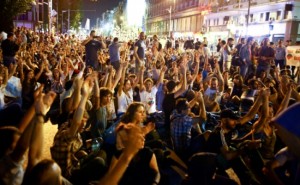 a-doua-zi-consecutiva-de-proteste-fata-de-proiectul-rosia-montana-manifestantii-au-blocat-bulevardul-regina-elisabeta-223855